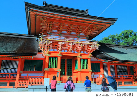 【大分県】晴天下の宇佐神宮　南中楼門 71590691