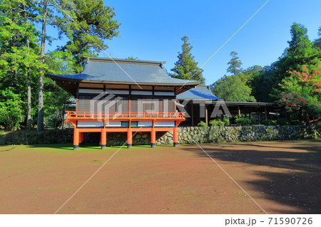 【大分県】晴天下の宇佐神宮　能舞台 71590726