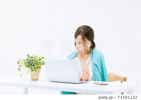 眼精疲労に悩む女性 眼精疲労に悩む女性 71591132