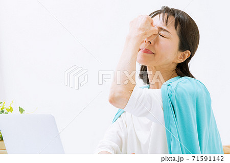眼精疲労に悩む女性 眼精疲労に悩む女性 71591142