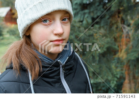 teen girl in autumn city park, walking and relaxing, beautiful nature teen girl in autumn city park, walking and relaxing, beautiful nature 71591143