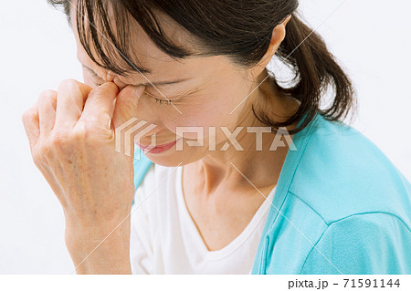 眼精疲労に悩む女性 眼精疲労に悩む女性 71591144