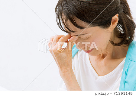 眼精疲労に悩む女性 71591149