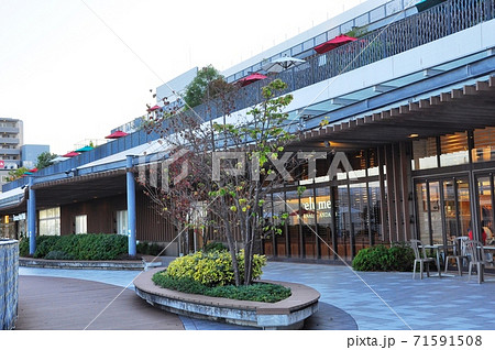 藤沢市の町並み　テラスモール湘南の2F屋外テラス 71591508
