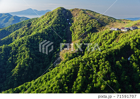 谷川岳・西黒尾根の登りから見る天神平と赤城山 谷川岳・西黒尾根の登りから見る天神平と赤城山 71591707
