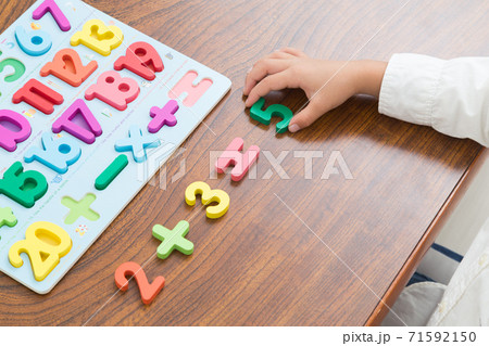 数字の勉強をする幼児の写真素材