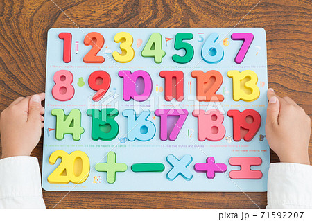 数字の勉強をする幼児の写真素材