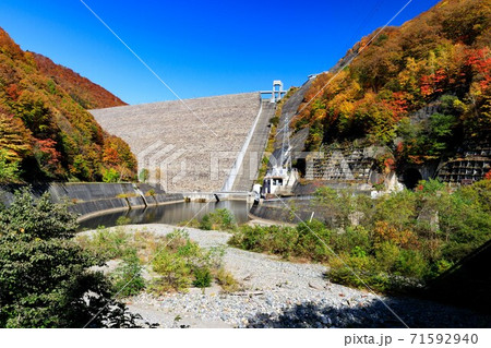 群馬県水上町　藤原ダムの紅葉 71592940