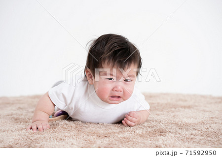 赤ちゃん　乳幼児　泣く 71592950