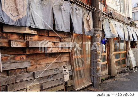 漁師風居酒屋　トロ箱　暖簾　裸電球 71593052