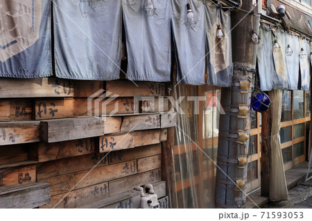 漁師風居酒屋　トロ箱　暖簾　裸電球 71593053