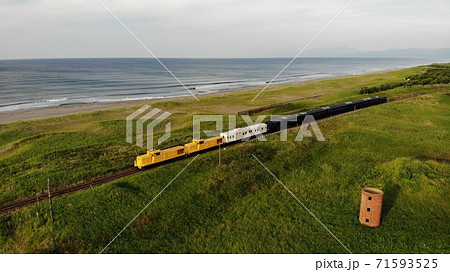 オホーツク海を望みながら釧網本線を走るTHE ROYAL EXPRESS オホーツク海を望みながら釧網本線を走るTHE ROYAL EXPRESS 71593525