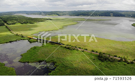 北海道標茶町のシラルトロ沼のほとりを走るTHE ROYAL EXPRESS 71593526
