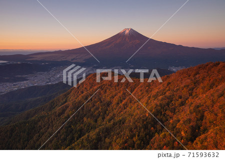 赤く染まる紅葉 三ッ峠から望む富士山 赤く染まる紅葉 三ッ峠から望む富士山 71593632