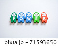 アルファベットがプリントされたドミノピースで作った「POWER」 71593650