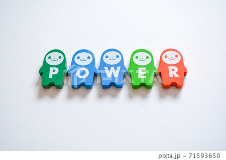 アルファベットがプリントされたドミノピースで作った「POWER」 71593650