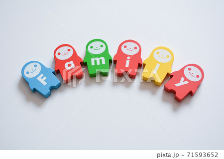 アルファベットがプリントされたドミノピースで作った「Family」 71593652