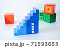 カラフルな積み木の階段 71593653