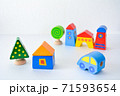 積み木ブロックの家と車と建物 71593654