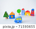 積み木ブロックの車と家と建物 71593655