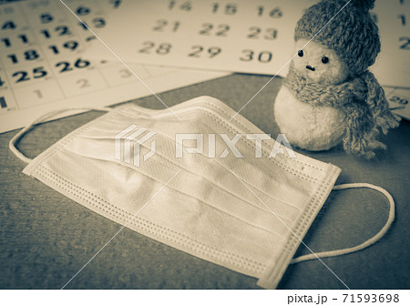 マスクで冬の感染対策　インフルエンザ予防　新型コロナウイルス対策　同時流行　健康管理 71593698