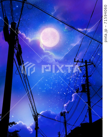 下から見上げた電柱のシルエットと月が輝く夜空の風景画のイラスト素材