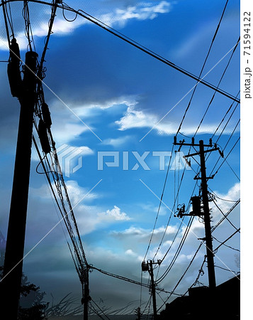 下から見上げた電柱のシルエットと夏空と雲の風景画のイラスト素材