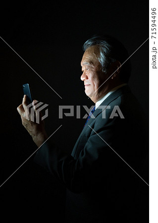 ビジネスイメージ　黒バック　横向き 71594496