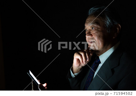 ビジネスイメージ　黒バック　横向き 71594502