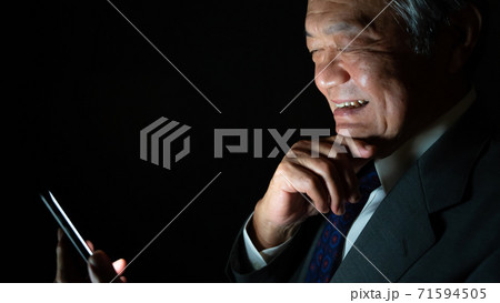 ビジネスイメージ 黒バック 横向き ビジネスイメージ 黒バック 横向き 71594505