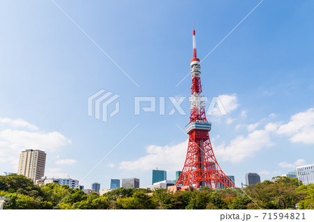 青空と東京タワーの見える都市風景 青空と東京タワーの見える都市風景 71594821
