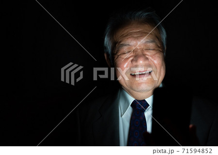 ビジネスイメージ　黒バック　 71594852