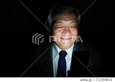 ビジネスイメージ　黒バック　 71594853