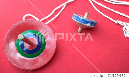 日本で伝統的な昔の懐かしい和風のおもちゃ の写真素材