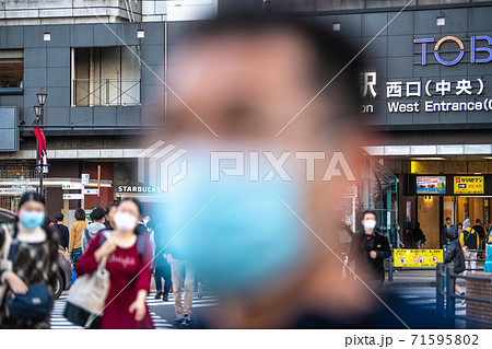 日本の東京都市景観 東武鉄道 池袋駅 西口(中央)・マスク姿の人たち=2020年11月14日 日本の東京都市景観 東武鉄道 池袋駅 西口(中央)・マスク姿の人たち=2020年11月14日 71595802