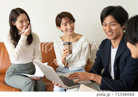 ビジネス オフィスのソファに座ってミーティングする若い男女4人 ビジネス オフィスのソファに座ってミーティングする若い男女4人 71596060