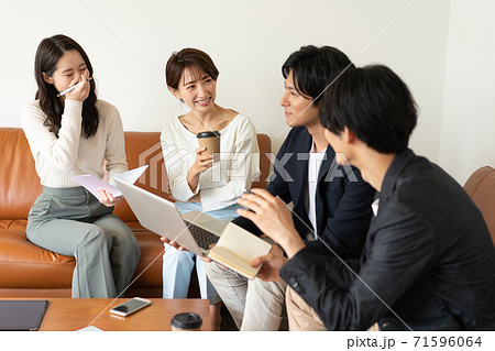 ビジネス　オフィスのソファに座ってミーティングする若い男女4人 71596064