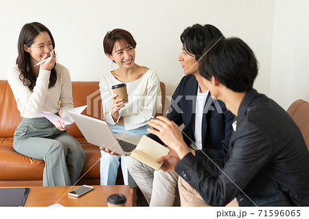 ビジネス　オフィスのソファに座ってミーティングする若い男女4人 71596065