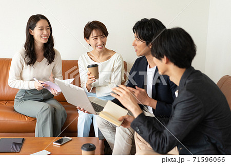 ビジネス オフィスのソファに座ってミーティングする若い男女4人 ビジネス オフィスのソファに座ってミーティングする若い男女4人 71596066