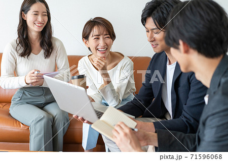 ビジネス　オフィスのソファに座ってミーティングする若い男女4人 71596068
