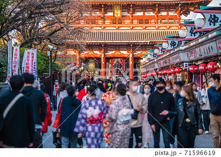 日本の東京都市景観 新型コロナの感染拡大が続く中、マスク姿の人たちで賑わう東京・浅草寺=11月15日 日本の東京都市景観 新型コロナの感染拡大が続く中、マスク姿の人たちで賑わう東京・浅草寺=11月15日 71596619