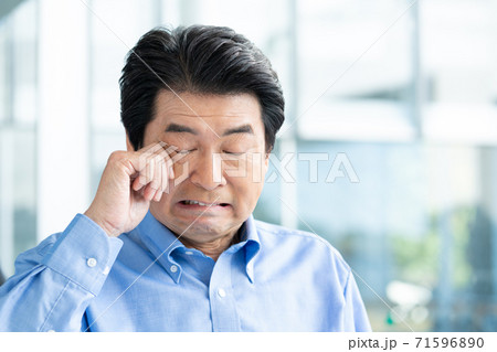 泣き真似をする中年男 泣き真似をする中年男 71596890