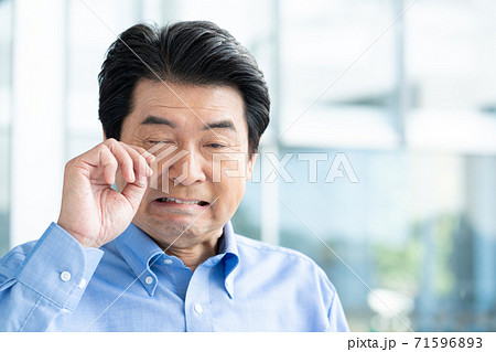 泣き真似をする中年男 泣き真似をする中年男 71596893