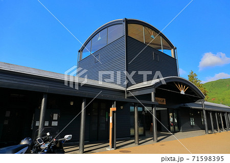 【大分県】晴天下の由布院駅舎 【大分県】晴天下の由布院駅舎 71598395
