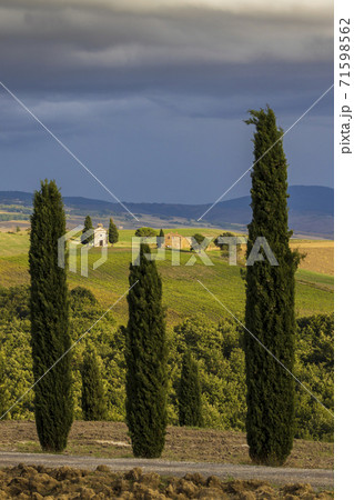 Chapel of the Madonna di Vitaleta, San Quirico d Orcia, Tuscany, Italy Chapel of the Madonna di Vitaleta, San Quirico d Orcia, Tuscany, Italy 71598562