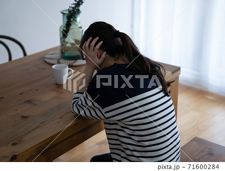 DVに怯える女性イメージ 71600284