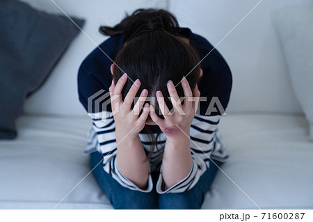 DVに怯える女性イメージ DVに怯える女性イメージ 71600287