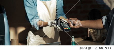 Payment for order and social distance during COVID-19 epidemic 71601943