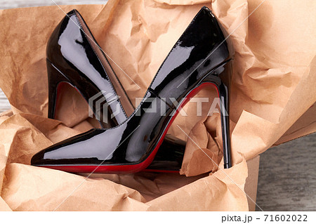 Patent leather black shoes for women. 71602022