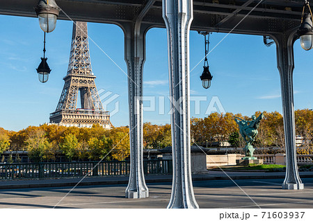 Pont Bir-Hakeim and Eiffel tower in Autumn - Paris Pont Bir-Hakeim and Eiffel tower in Autumn - Paris 71603937